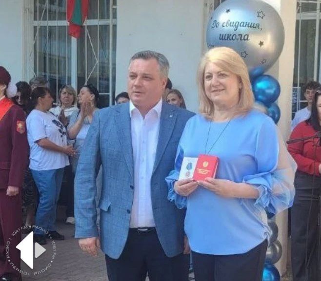 Сегодня двойной праздник у учителя информатики дубоссарской школы № 2 Галины Семёновны Нагорной: в этот день она отмечает юбилей, и сегодня учителя наградили орденом «Трудовая Слава»