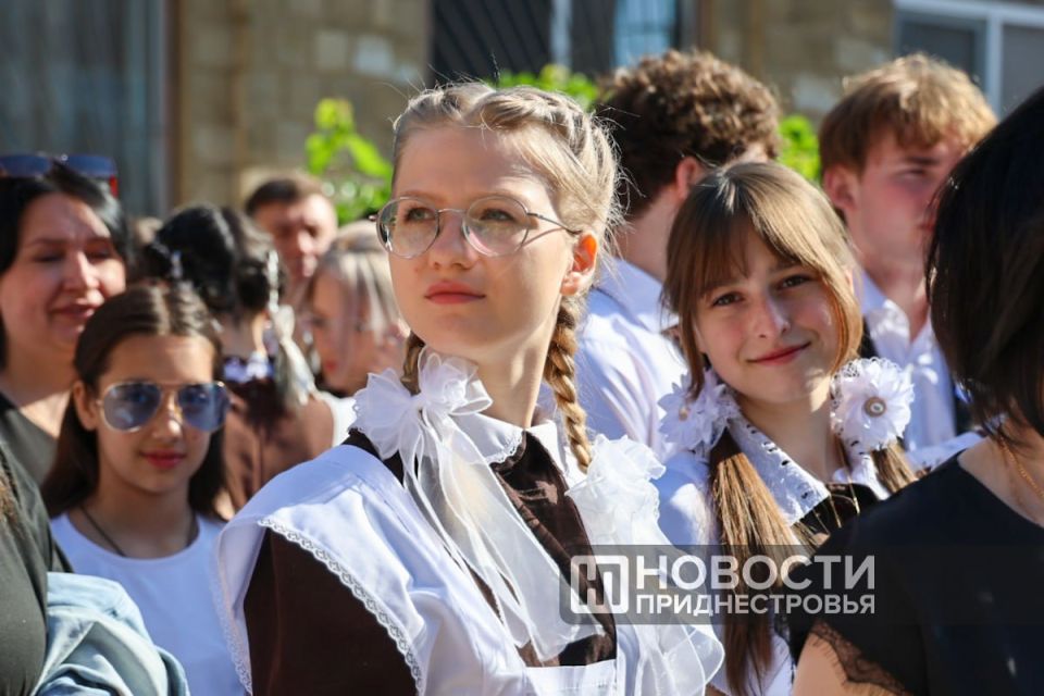 Так сейчас во всех школах Приднестровья: последний звонок, школьные вальсы и шары, летящие в небо — как символ прощания со школой и начала нового этапа Так сейчас во всех школах Приднестровья: последний звонок, школьные вальсы и шары, летящие в небо — как символ прощания со школой и начала нового этапа
