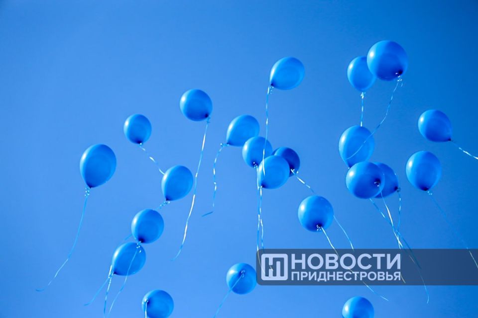 Так сейчас во всех школах Приднестровья: последний звонок, школьные вальсы и шары, летящие в небо — как символ прощания со школой и начала нового этапа Так сейчас во всех школах Приднестровья: последний звонок, школьные вальсы и шары, летящие в небо — как символ прощания со школой и начала нового этапа