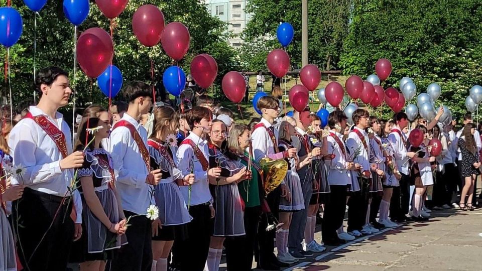 Сегодня Последний звонок прозвенел и в школе №16 — день, наполненный улыбками, волнением и яркими эмоциями Сегодня Последний звонок прозвенел и в школе №16 — день, наполненный улыбками, волнением и яркими эмоциями