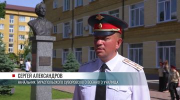 Начальник Тираспольского суворовского училища по-отцовски обнимает воспитанников, которые закончили первый курс
