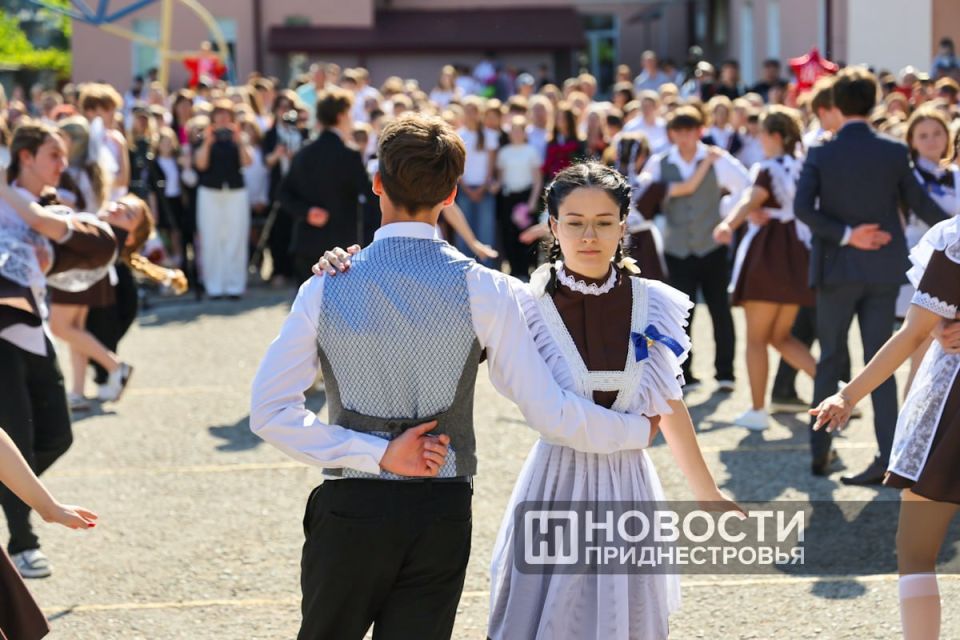 Так сейчас во всех школах Приднестровья: последний звонок, школьные вальсы и шары, летящие в небо — как символ прощания со школой и начала нового этапа Так сейчас во всех школах Приднестровья: последний звонок, школьные вальсы и шары, летящие в небо — как символ прощания со школой и начала нового этапа