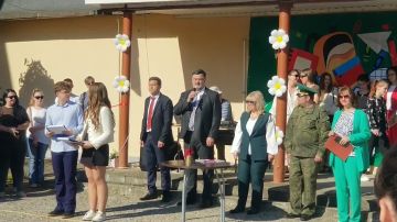 Председатель комитета Верховного Совета ПМР по образованию Виталий Калин поздравил педагогов, школьников и родителей с окончанием учебного года, пожелав успешно сдать экзамены