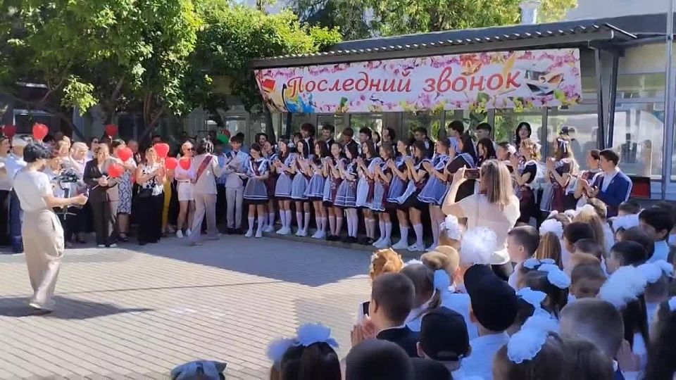 Последний звонок - для выпускников 13-й школы