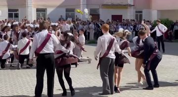 А это вальс выпускников столичной школы №9. Юноши и девушки запустили шары в небо