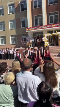 Выпускники столичной школы №14 станцевали свой прощальный школьный вальс