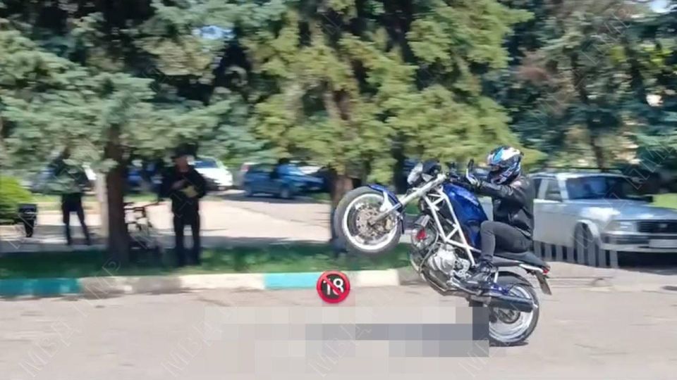 Хотел стать лучшим мотоциклистом, но влетел в зрителя