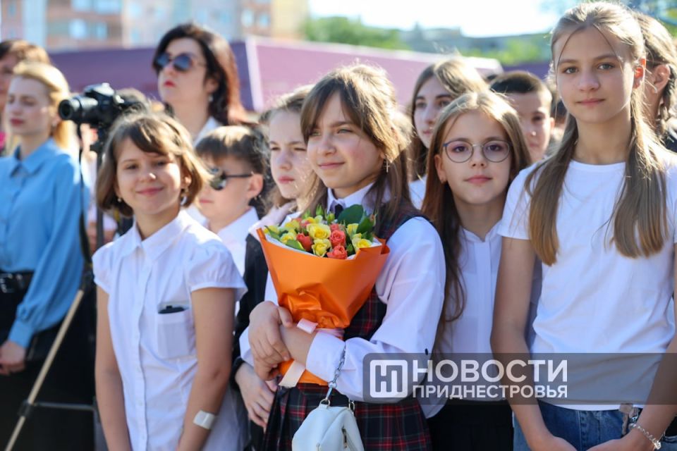 Так сейчас во всех школах Приднестровья: последний звонок, школьные вальсы и шары, летящие в небо — как символ прощания со школой и начала нового этапа Так сейчас во всех школах Приднестровья: последний звонок, школьные вальсы и шары, летящие в небо — как символ прощания со школой и начала нового этапа