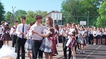 Вальс выпускников первой гимназии! Впереди много интересного! Главное - сделать правильный выбор!