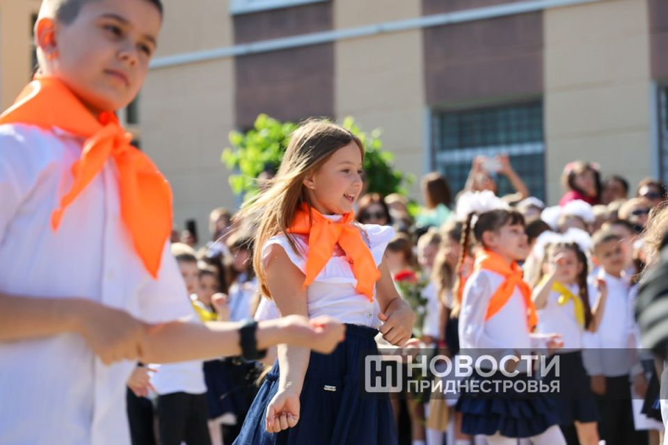 Так сейчас во всех школах Приднестровья: последний звонок, школьные вальсы и шары, летящие в небо — как символ прощания со школой и начала нового этапа Так сейчас во всех школах Приднестровья: последний звонок, школьные вальсы и шары, летящие в небо — как символ прощания со школой и начала нового этапа