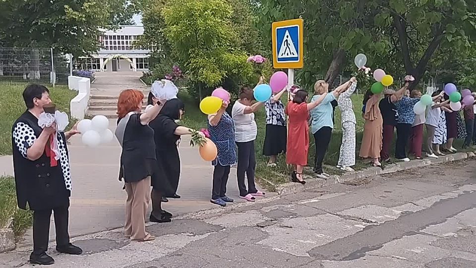 Автопробег выпускников встречают трелями колокольчиков и радостными возгласами!