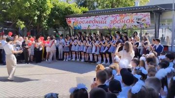 Последний звонок - для выпускников 13-й школы