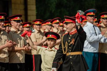 Торжественный строй, знамя училища, звуки военного оркестра, парадный марш и волнение родных — в Тираспольском Суворовском военном училище прозвенел последний звонок