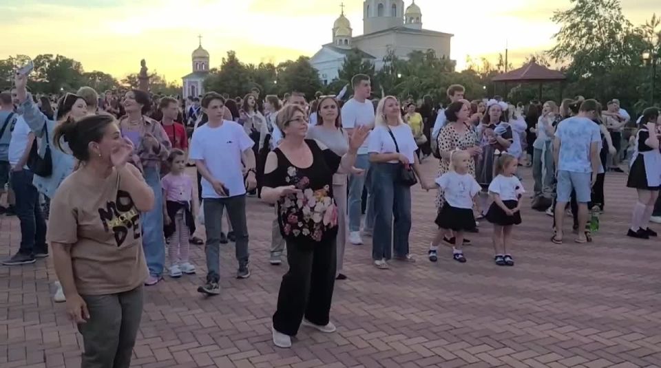 Выпускники, музыка и танцы вместе с ВИА «Днестр»