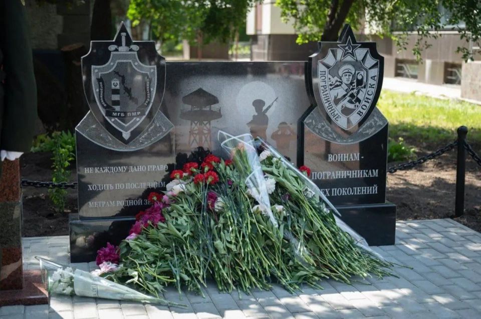 Вадим Красносельский поблагодарил ветеранов погранслужбы за инициативу создания памятника в Рыбнице и её реализацию, а действующих сотрудников – за службу