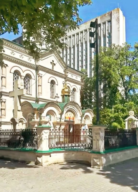 В Кишиневе в одной из церквей прихожане заметили на главной фреске черта с ноутбуком