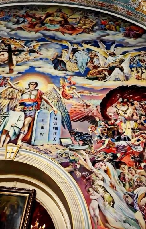 В Кишиневе в одной из церквей прихожане заметили на главной фреске черта с ноутбуком В Кишиневе в одной из церквей прихожане заметили на главной фреске черта с ноутбуком