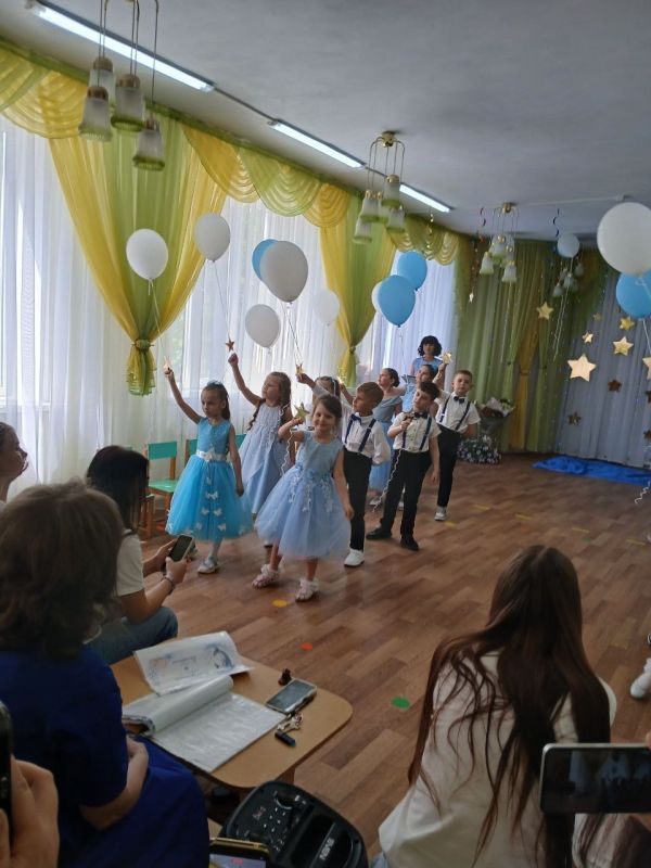 Пышные банты, нарядные платья и маленькие джентльмены в галстуках-бабочках — в бендерском детском саду №14 «Звёздочка» прошёл выпускной бал Пышные банты, нарядные платья и маленькие джентльмены в галстуках-бабочках — в бендерском детском саду №14 «Звёздочка» прошёл выпускной бал