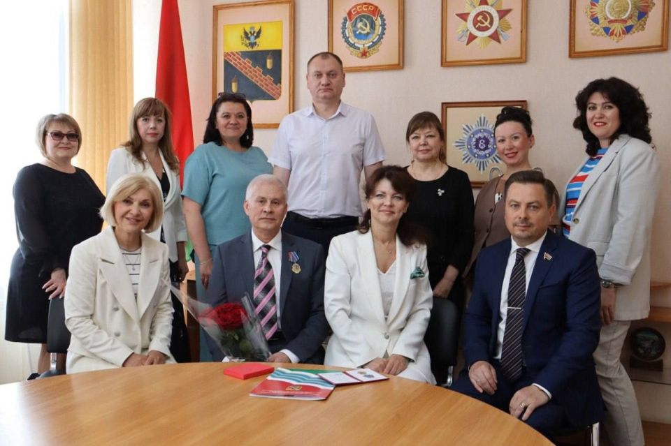 Директор Тираспольской школы № 3 Александр Баранов награждён орденом «Трудовая Слава» Директор Тираспольской школы № 3 Александр Баранов награждён орденом «Трудовая Слава»