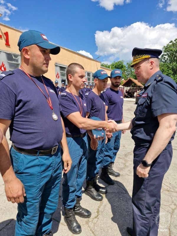 Вот и победители. Лучшими в состязаниях по газодымозащитной службе стали слободзейские пожарные, вторые бендерчане, на третьем месте команда из Тирасполя Вот и победители. Лучшими в состязаниях по газодымозащитной службе стали слободзейские пожарные, вторые бендерчане, на третьем месте команда из Тирасполя