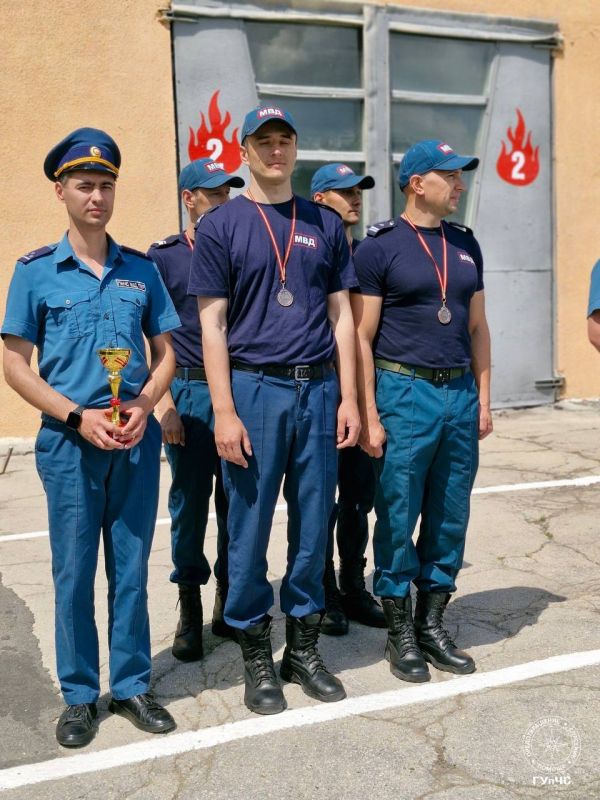 Вот и победители. Лучшими в состязаниях по газодымозащитной службе стали слободзейские пожарные, вторые бендерчане, на третьем месте команда из Тирасполя Вот и победители. Лучшими в состязаниях по газодымозащитной службе стали слободзейские пожарные, вторые бендерчане, на третьем месте команда из Тирасполя