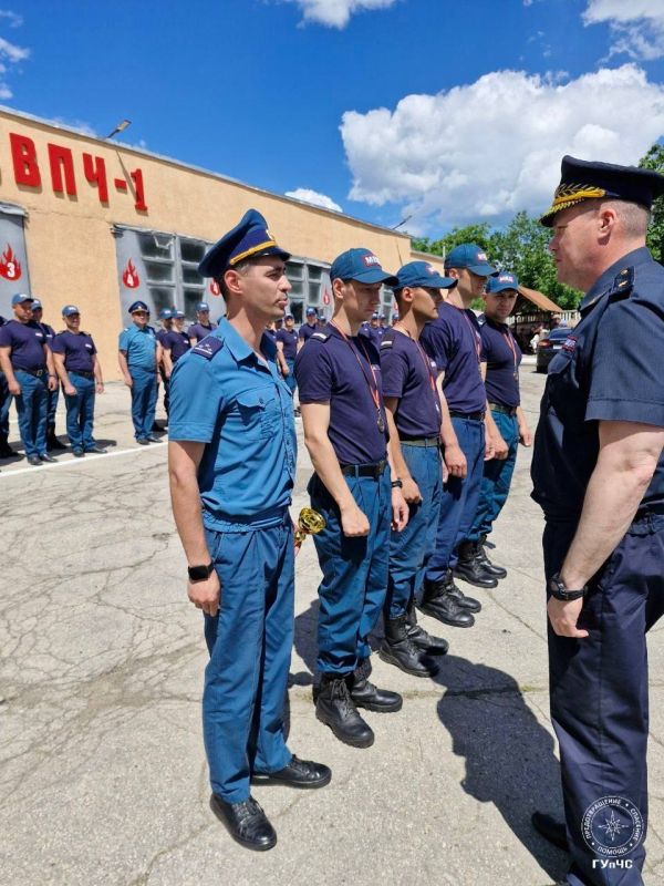 Вот и победители. Лучшими в состязаниях по газодымозащитной службе стали слободзейские пожарные, вторые бендерчане, на третьем месте команда из Тирасполя Вот и победители. Лучшими в состязаниях по газодымозащитной службе стали слободзейские пожарные, вторые бендерчане, на третьем месте команда из Тирасполя