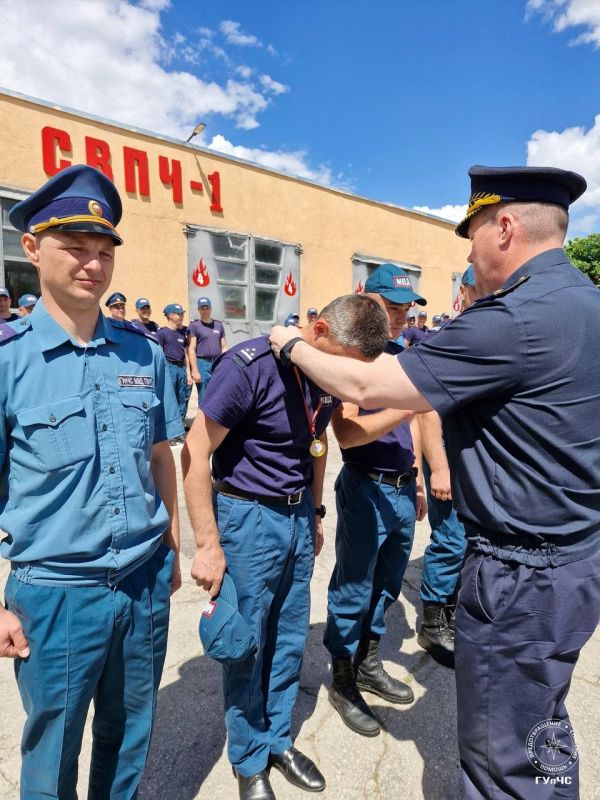 Вот и победители. Лучшими в состязаниях по газодымозащитной службе стали слободзейские пожарные, вторые бендерчане, на третьем месте команда из Тирасполя Вот и победители. Лучшими в состязаниях по газодымозащитной службе стали слободзейские пожарные, вторые бендерчане, на третьем месте команда из Тирасполя