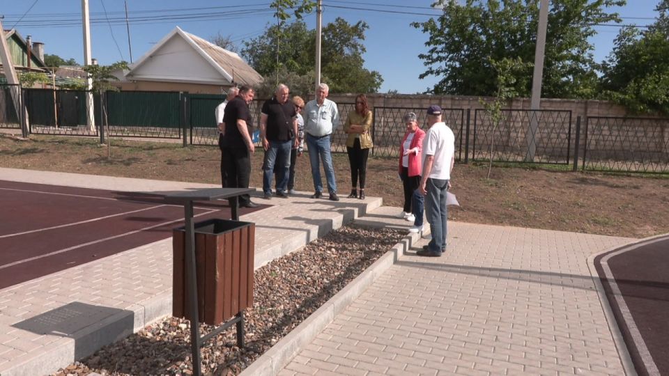 В Бендерах представители ОНФ проверили состояние спортивной площадки средней школы №15