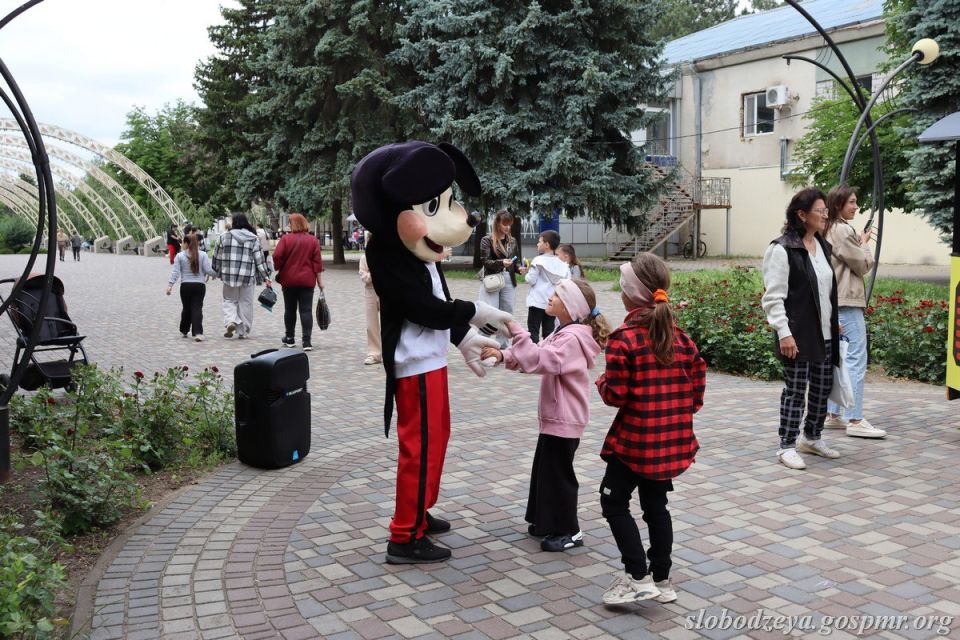 Праздничная атмосфера царила и на Аркадной площади Праздничная атмосфера царила и на Аркадной площади