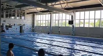 В Бендерах ко Дню защиты детей в городском бассейне провели соревнования по плаванию