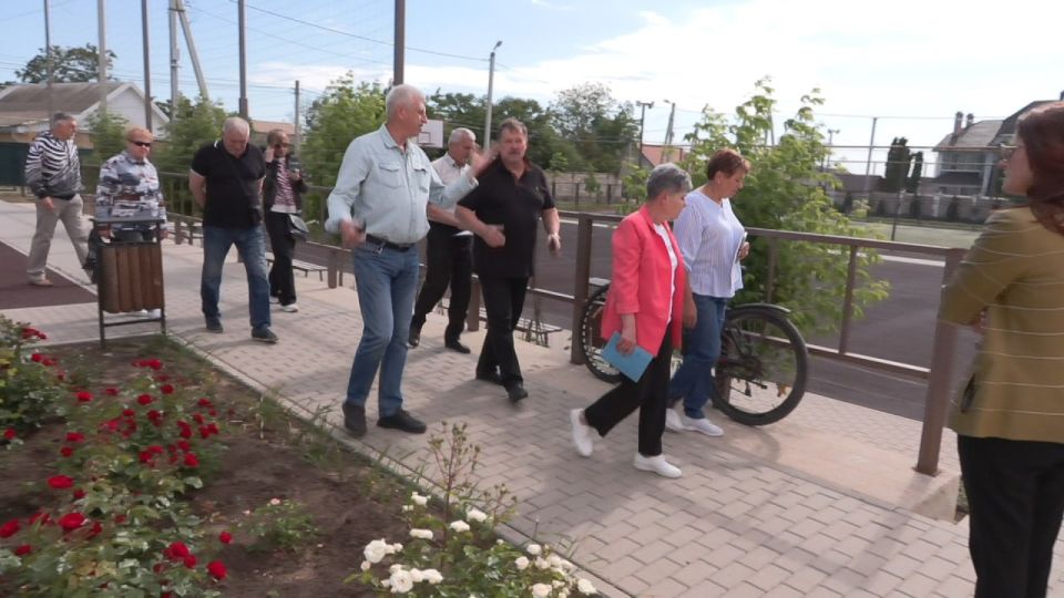 В Бендерах представители ОНФ проверили состояние спортивной площадки средней школы №15 В Бендерах представители ОНФ проверили состояние спортивной площадки средней школы №15