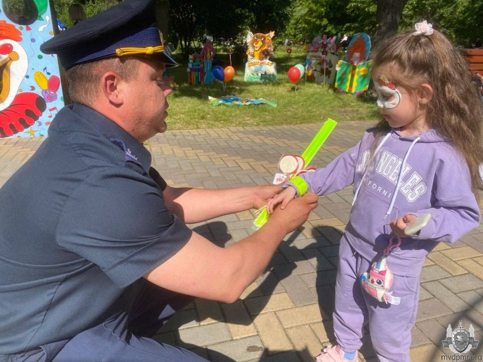 Сладости от милиционеров. В День защиты детей инспектор по агитации и пропаганде ГАИ Рыбницкого ОВД на городской площади вручал детям леденцы в виде дорожных знаков и светоотражающие фликеры Сладости от милиционеров. В День защиты детей инспектор по агитации и пропаганде ГАИ Рыбницкого ОВД на городской площади вручал детям леденцы в виде дорожных знаков и светоотражающие фликеры