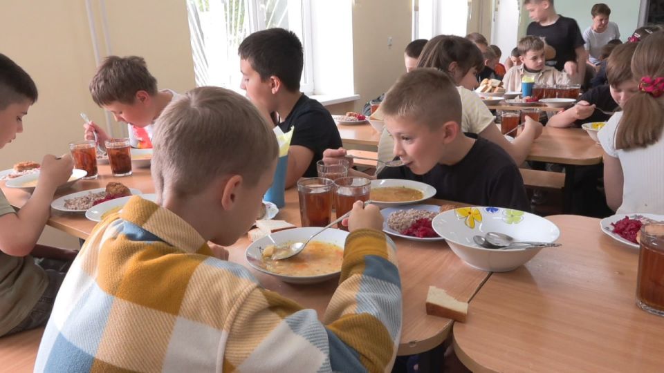 Лето начинается. В 12 школах города открылись летние оздоровительные площадки — здесь проведут каникулы около 800 ребят Лето начинается. В 12 школах города открылись летние оздоровительные площадки — здесь проведут каникулы около 800 ребят