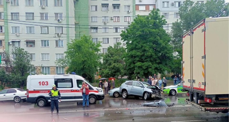 Авария на Варе. Бригада скорой приехала на место ДТП