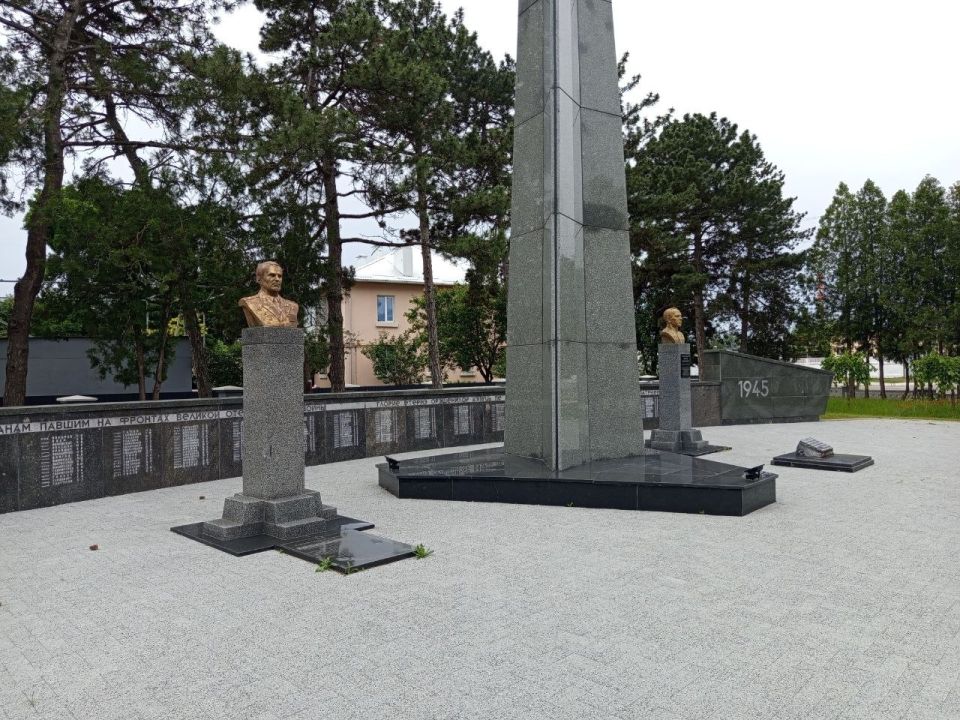 Мемориальный комплекс на Площади Героев проверила комиссия Общеприднестровского народного форума Мемориальный комплекс на Площади Героев проверила комиссия Общеприднестровского народного форума