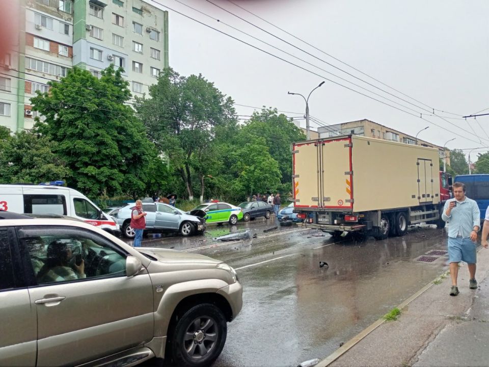 Минимум 4 машины пострадало в аварии, пишут очевидцы