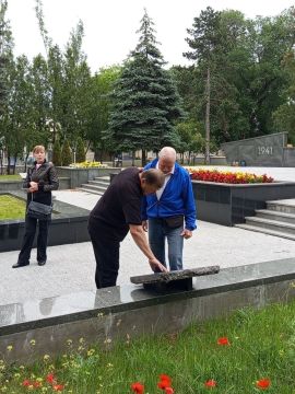 Комиссия Общеприднестровского народного форума проверила мемориальный комплекс на Площади Героев в Бендерах, где в прошлом году был проведён капитальный ремонт