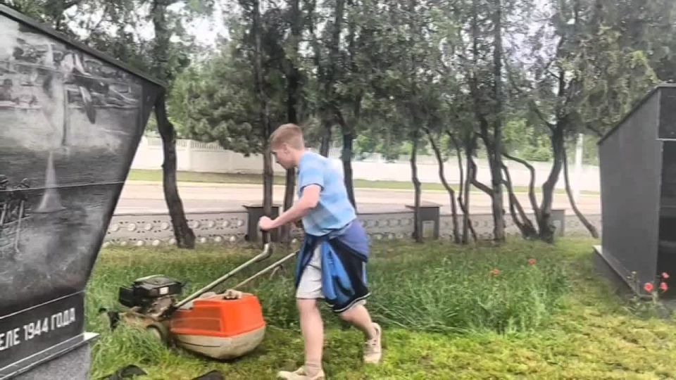 Труд на благо города. В Службе благоустройства и озеленения Бендер в июне приступили к работе 14 школьников