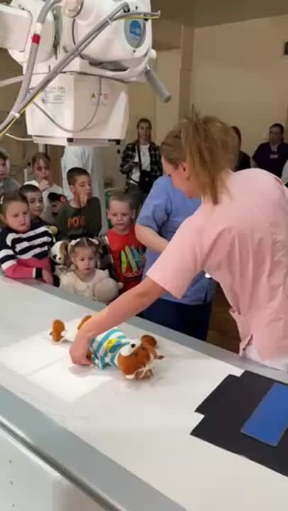 Приднестровские врачи с серьёзными лицами делают рентген и перевязку плюшевым игрушкам