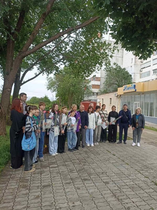 В столице ученики и преподаватели художественной школы, представители «Обновления» возложили цветы к памятной плите Михаилу Ларионову В столице ученики и преподаватели художественной школы, представители «Обновления» возложили цветы к памятной плите Михаилу Ларионову