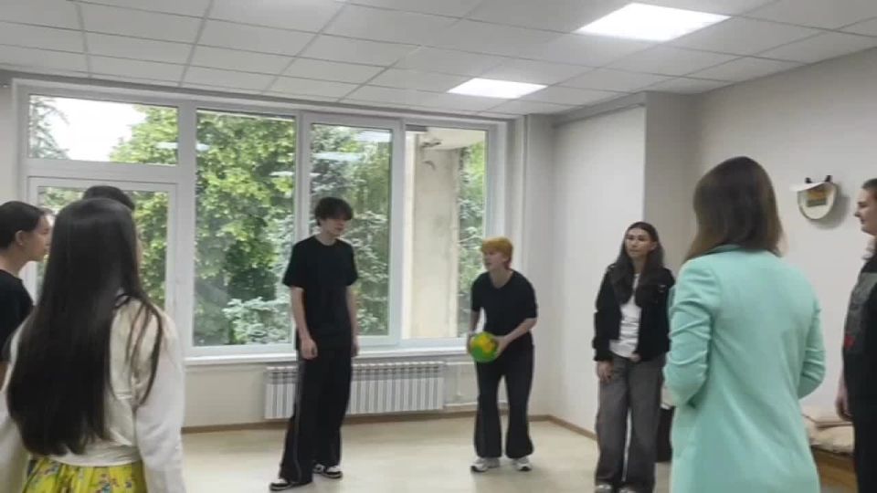 Первый шаг в профессию. В Молодёжном культурном центре Бендер в июне трудоустроены 14 подростков