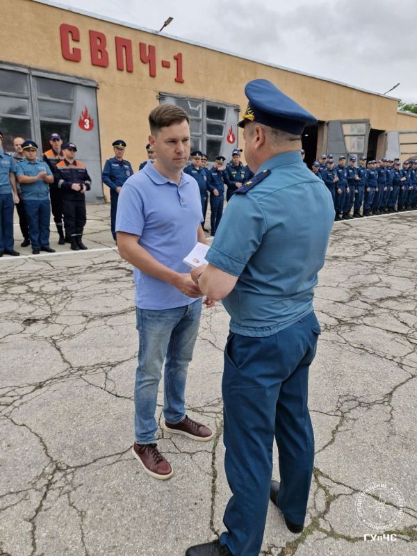 Заместитель министра – начальник ГУпЧС вручил мужчине медаль «За спасение утопающих» за героический поступок