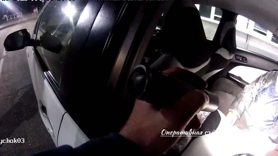 В ходе таможенного контроля на ТПП «Бычок» инспектор постовой службы выявил у пассажира легкового автомобиля приспособление для курения со следами наркотиков и два пакетика с подозрительным содержимым