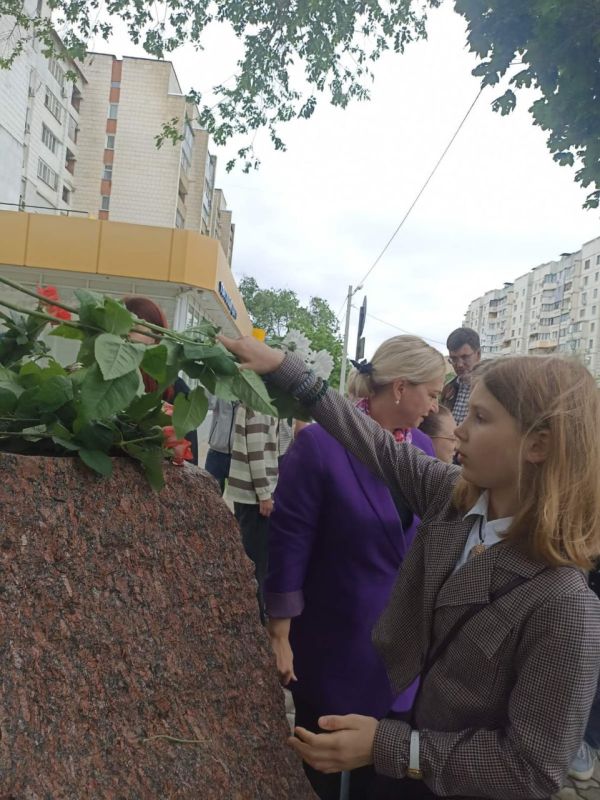 В столице ученики и преподаватели художественной школы, представители «Обновления» возложили цветы к памятной плите Михаилу Ларионову В столице ученики и преподаватели художественной школы, представители «Обновления» возложили цветы к памятной плите Михаилу Ларионову