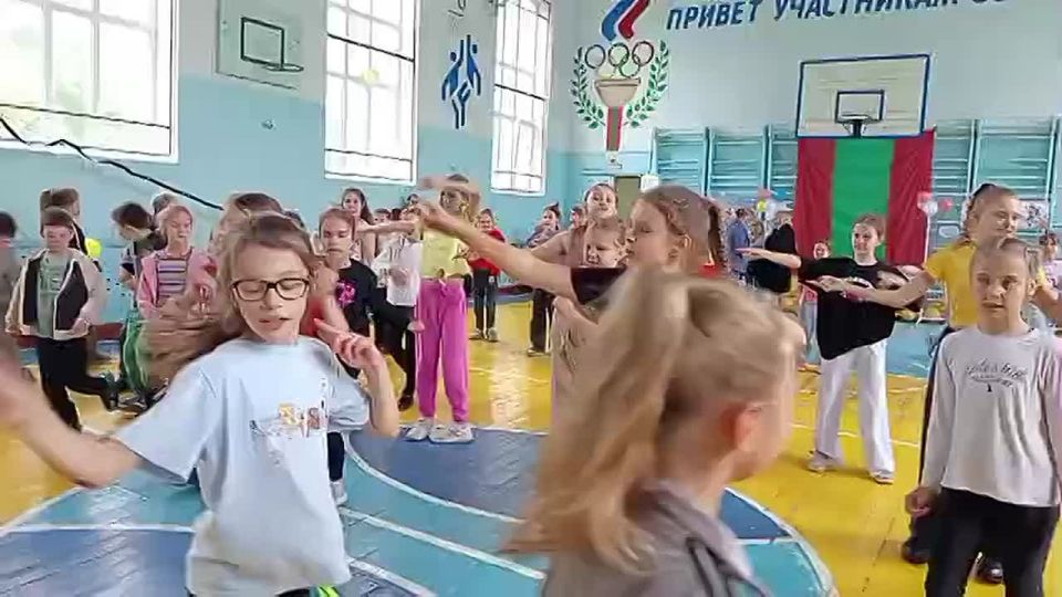 И пусть дождь за окном. Для ребят из летнего оздоровительного лагеря «Солнышко» при гимназии №2 самый жаркий и по-настоящему летний день: они уже успели познакомиться и подружиться, а теперь торжественно открыли лагерную...