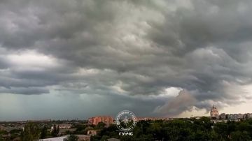 Так зрелищно начиналась сегодняшняя гроза в столице