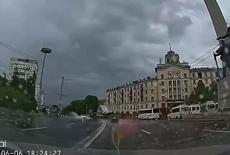 Момент аварии у гостиницы Националь в Кишиневе был зафиксирован видеорегистратором