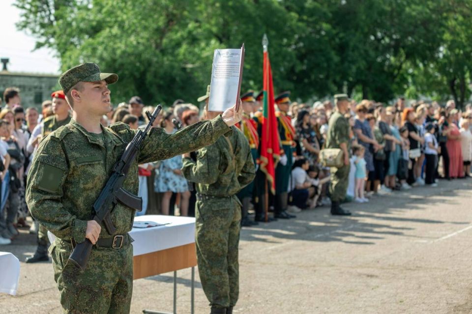 Новобранцы весеннего призыва приняли военную присягу Новобранцы весеннего призыва приняли военную присягу