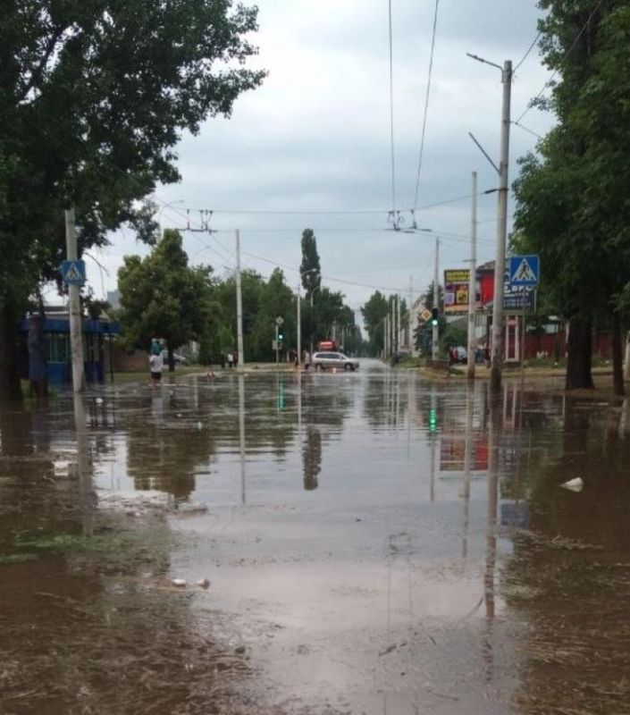 Вчера после дождя затопило улицы в Бендерах Вчера после дождя затопило улицы в Бендерах