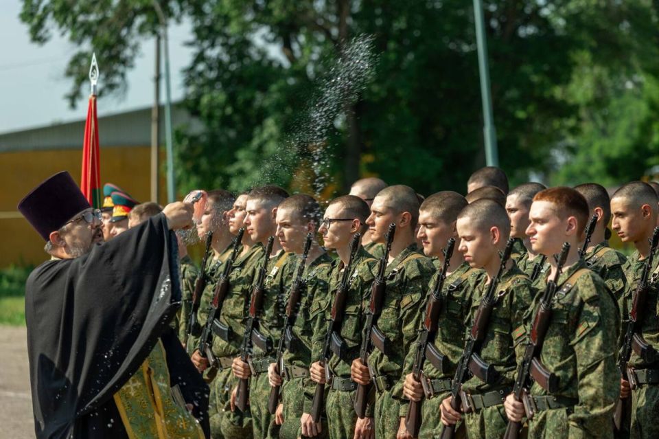 Новобранцы весеннего призыва приняли военную присягу Новобранцы весеннего призыва приняли военную присягу